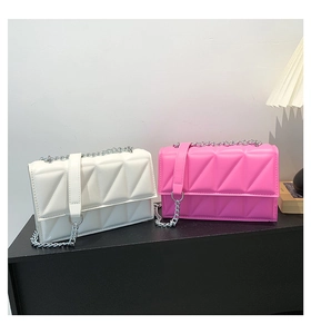 Vue détaillée de mini sacs bandoulière matelassés en blanc et rose avec chaîne argentée