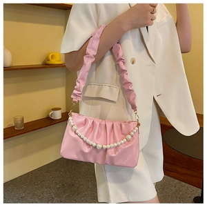 Dettaglio della borsa a tracolla rosa in pelle PU increspata con elegante catena di perle