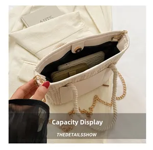 Draufsicht der beige Stroh-Tote-Bag mit geräumigem Innenraum und Magnetverschluss