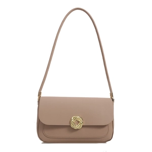 Sac à bandoulière beige minimaliste avec boucle métallique dorée torsadée élégante