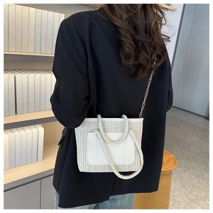 Detail der weißen Stroh-Eimertasche mit PU-Tasche und Metallkettenriemen