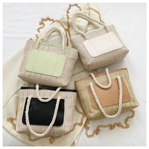 Draufsicht auf geflochtene Strohtaschen in Grün, Beige, Schwarz und Khaki mit Hanfgriffen