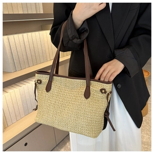Détails du tissage en paille et des anses en cuir sur un sac cabas estival chic