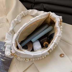 Borsa a mano bianca increspata con tracolla di perle grandi e interno capiente