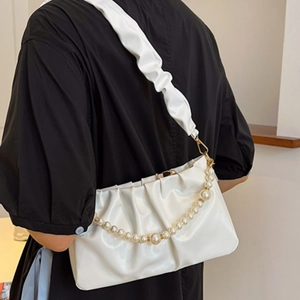 Borsa a tracolla bianca increspata con catena di perle e manico in tessuto a pieghe