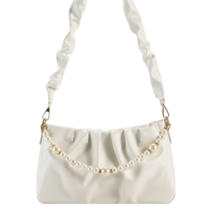Borsa a spalla bianca a pieghe con catena di perle elegante e tracolla con volant