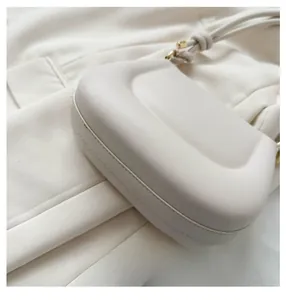 Gros plan détaillé du sac hobo ivoire avec base incurvée et texte ROMANTIC TIME