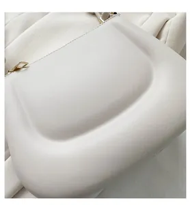 Vue détaillée du cuir ivoire mat et de la fermeture éclair dorée sur le sac à main