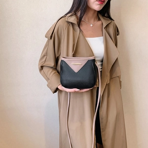 Sac seau femme noir et rose avec texture litchi et détails en métal doré chic