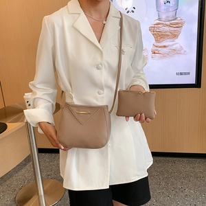 Ensemble sac seau femme kaki en similicuir grainé avec décor métallique minimaliste