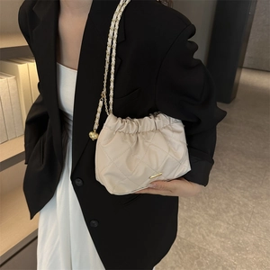 Elegante borsa a secchiello cloud trapuntata beige con tracolla a catena dorata