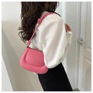 Vue latérale du sac à main rose en forme de pois avec bandoulière réglable
