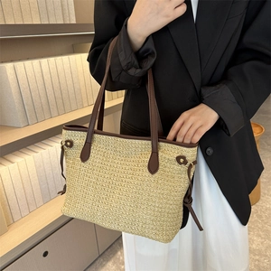 Grand sac cabas en paille avec bandoulières en cuir marron, idéal pour l'été minimaliste