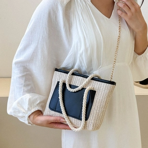 Stroh-Eimertasche mit schwarzer Tasche, Hanfseilgriffen und goldener Kette