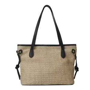 Grand sac cabas d'été en paille avec anses en cuir noir et anneaux dorés élégants