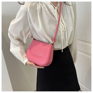 Sac croissant rose minimaliste avec texture mate de qualité et zip doré