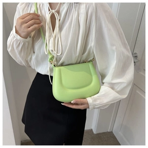 Détail du sac pois vert néon avec matelassage en U et fermeture éclair dorée chic