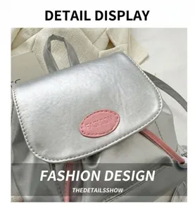 Detail eines silbernen Rucksacks mit rosa Kordelzug und rosa Fashion-Lederetikett