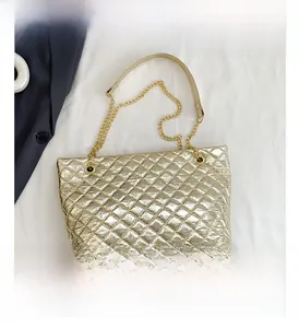 Détail du sac cabas doré matelassé avec finition métallisée et bandoulière chaîne