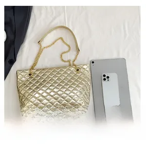 Comparaison de taille d'un sac cabas doré matelassé avec tablette et smartphone