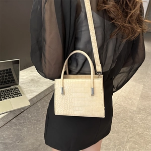 Elegante borsa tote beige con stampa coccodrillo, manici e tracolla lunga regolabile