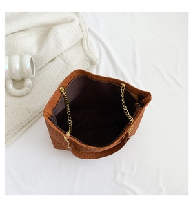 Vista superior de bolso tote marrón grande con interior espacioso y cadena dorada