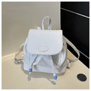 Detailansicht des weißen PU-Lederrucksacks mit FASHION-Prägelogo und Perl-Kordelzug