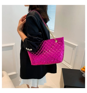 Détail du sac cabas rose fuchsia avec matelassage en losanges et bandoulière dorée