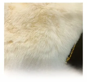 Vista de primer plano de piel sintética beige suave con cadena de metal dorado fino