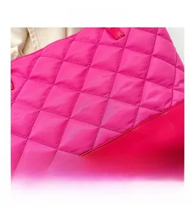 Dettaglio borsa shopper trapuntata rosa acceso in nylon impermeabile con bordo in pelle