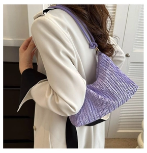 Gros plan du sac à bandoulière plissé violet avec texture de tissu satiné