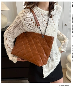 Grand sac cabas matelassé marron avec bandoulière chaîne porté en mode lifestyle
