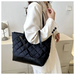 Borsa tote trapuntata nera capiente con base in pelle liscia per donna alla moda
