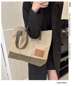 Selfie allo specchio che mostra la grande borsa tote in tela patchwork beige e verde oliva
