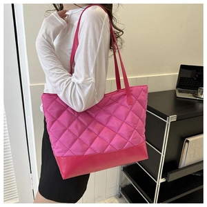 Borsa tote rosa trapuntata con motivo a rombi e lunghi spallacci per uso quotidiano