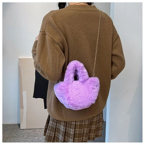 Détail du sac à main en fausse fourrure violette avec chaîne dorée élégante