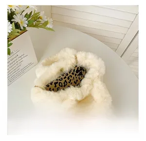 Detalle de la capacidad interior del bolso de peluche blanco con funda de leopardo