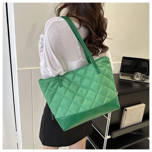 Dettaglio della borsa shopper trapuntata verde con fondo rinforzato e doppi spallacci