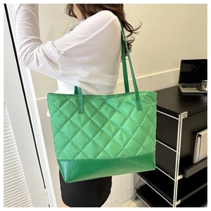 Dettaglio della grande borsa tote trapuntata verde erba con cuciture a rombi