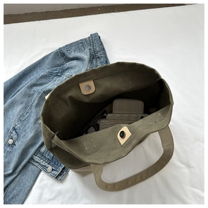Dettaglio della borsa tote grande in tela con chiusura magnetica e cuciture rinforzate