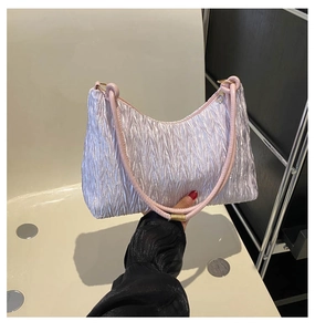 Vue détaillée du sac cabas plissé lavande avec poignée rose et texture métallique