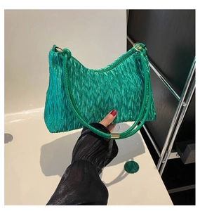 Détail du sac sous le bras plissé vert avec tissu en soie et boucles en métal