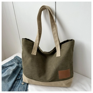 Dettaglio della borsa tote in tela verde militare con manici a contrasto color kaki