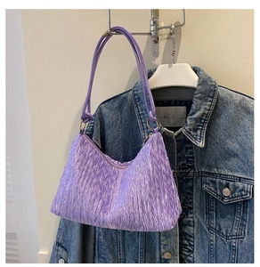 Détail du sac à bandoulière plissé violet avec des anneaux en métal doré