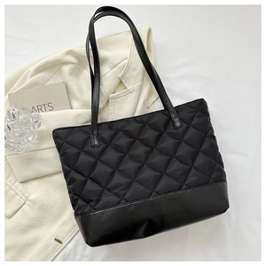 Dettaglio della borsa shopper nera trapuntata in nylon con fondo in pelle