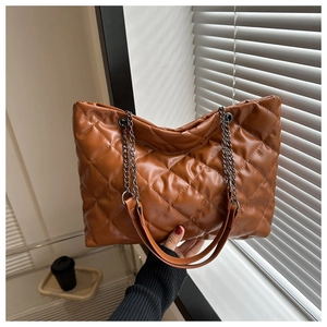 Détail du sac cabas matelassé marron vintage avec cuir synthétique et bandoulière chaîne