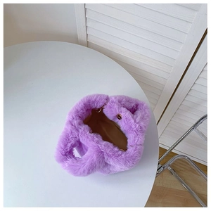 Détail du sac seau en peluche violette montrant la doublure et le fermoir aimanté doré