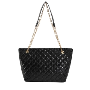 Sac cabas élégant en cuir verni matelassé noir avec bandoulière chaîne dorée