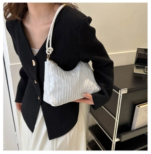 Vue détaillée du sac cabas gris plissé avec une bandoulière en corde à nœuds