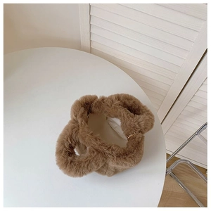 Vue de dessus d'un sac seau en peluche marron foncé avec bandoulière chaîne et doublure